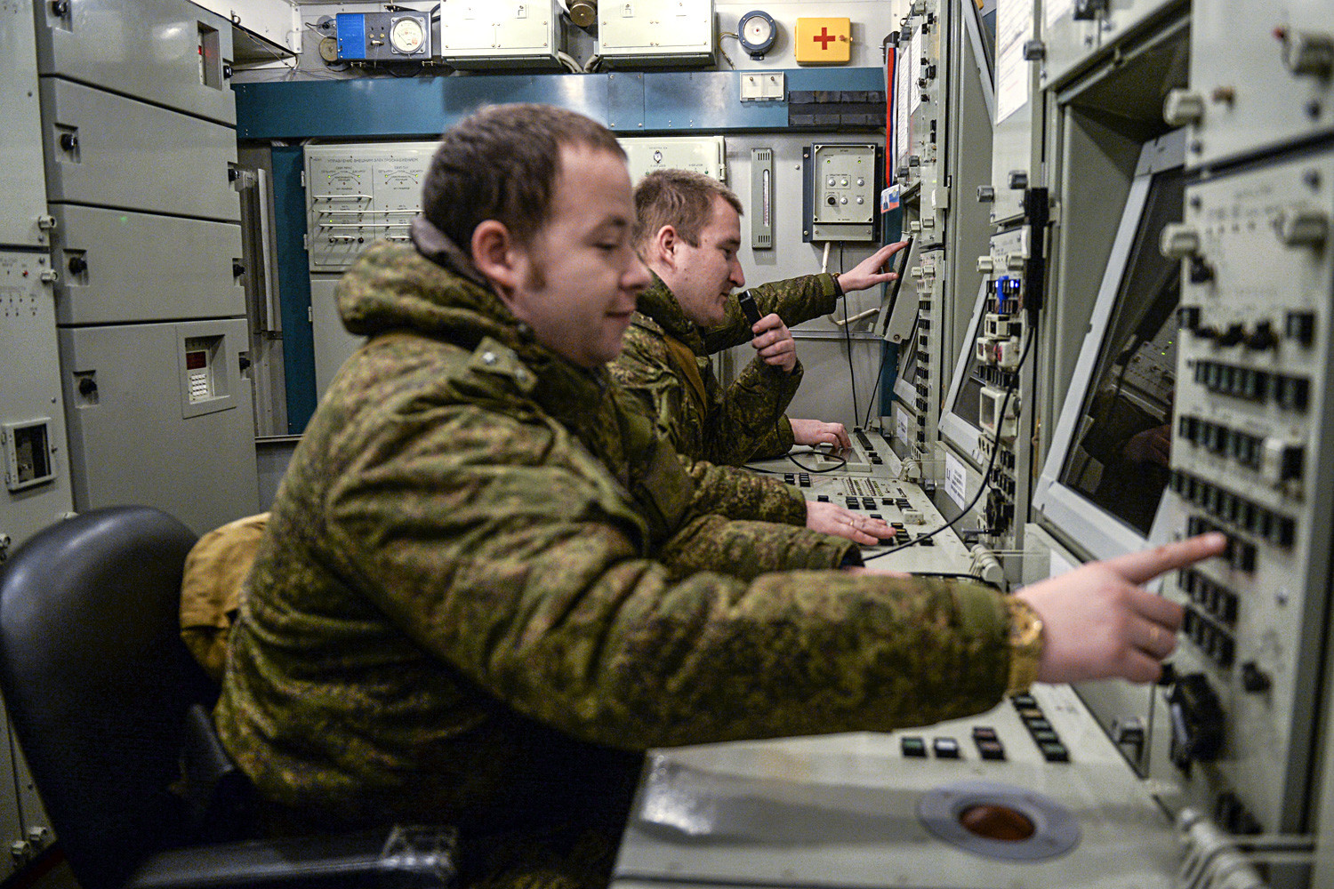 Членове на Зеленогорския окръг за ПВО-ПРО по време на обучение за работа с ракетните системи С-400