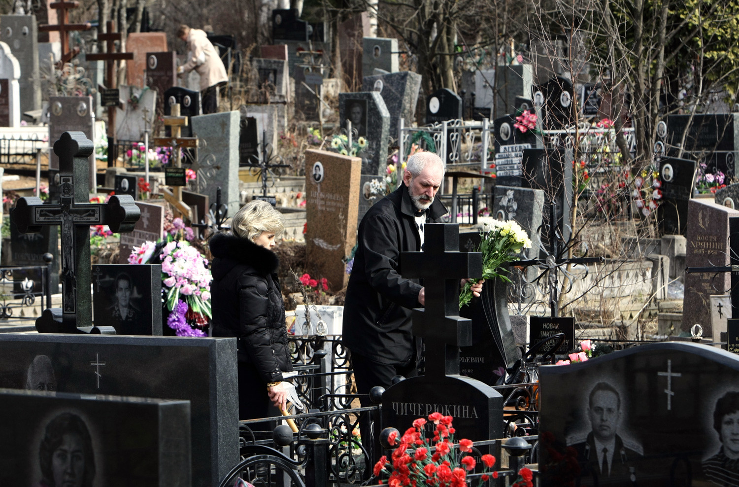 Muscovites at Mitino cemetery on Easter Sunday. 