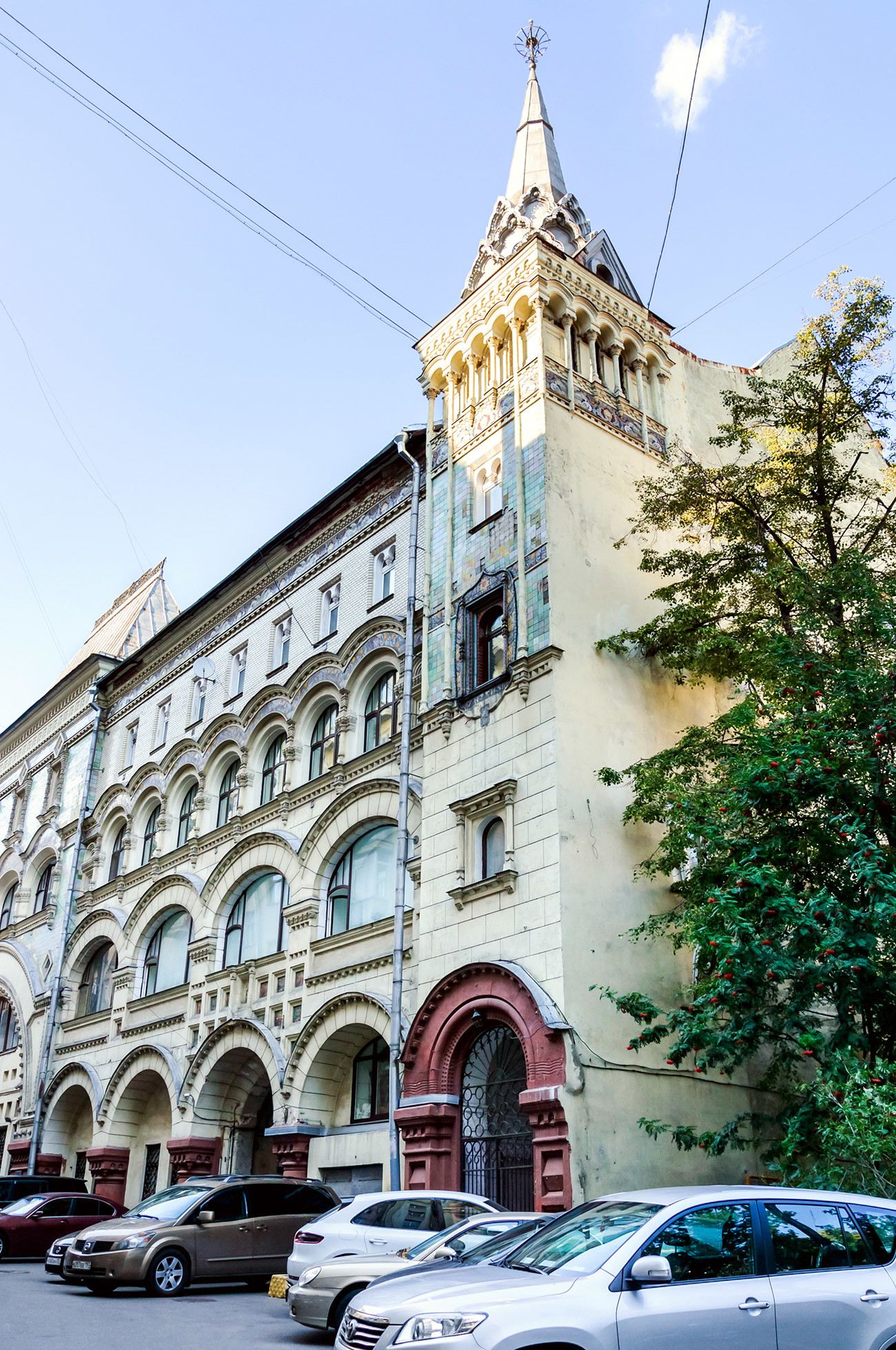 Atap pelana, menara di sudut-sudut, ubin multikromatik pada fasad — blok apartemen milik Biara Savvino-Storozhevsky ini dibangun pada awal abad ke-20 dengan gaya pseudo-Rusia yang modis.