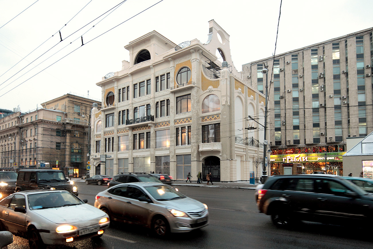 Bangunan ini digunakan oleh redaksi surat kabar Izvestia, salah satu media terbesar Soviet, hingga surat kabar itu memiliki kantornya sendiri.