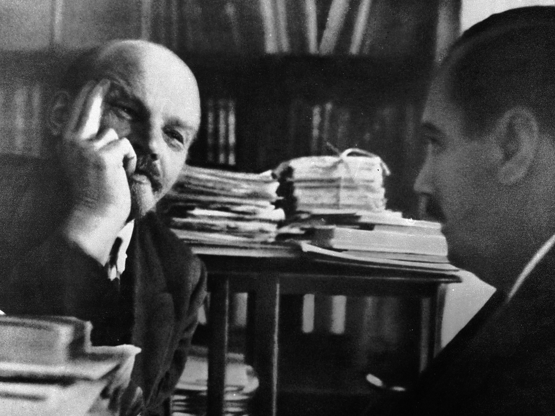 Wladimir Lenin spricht mit Herbert Wells 