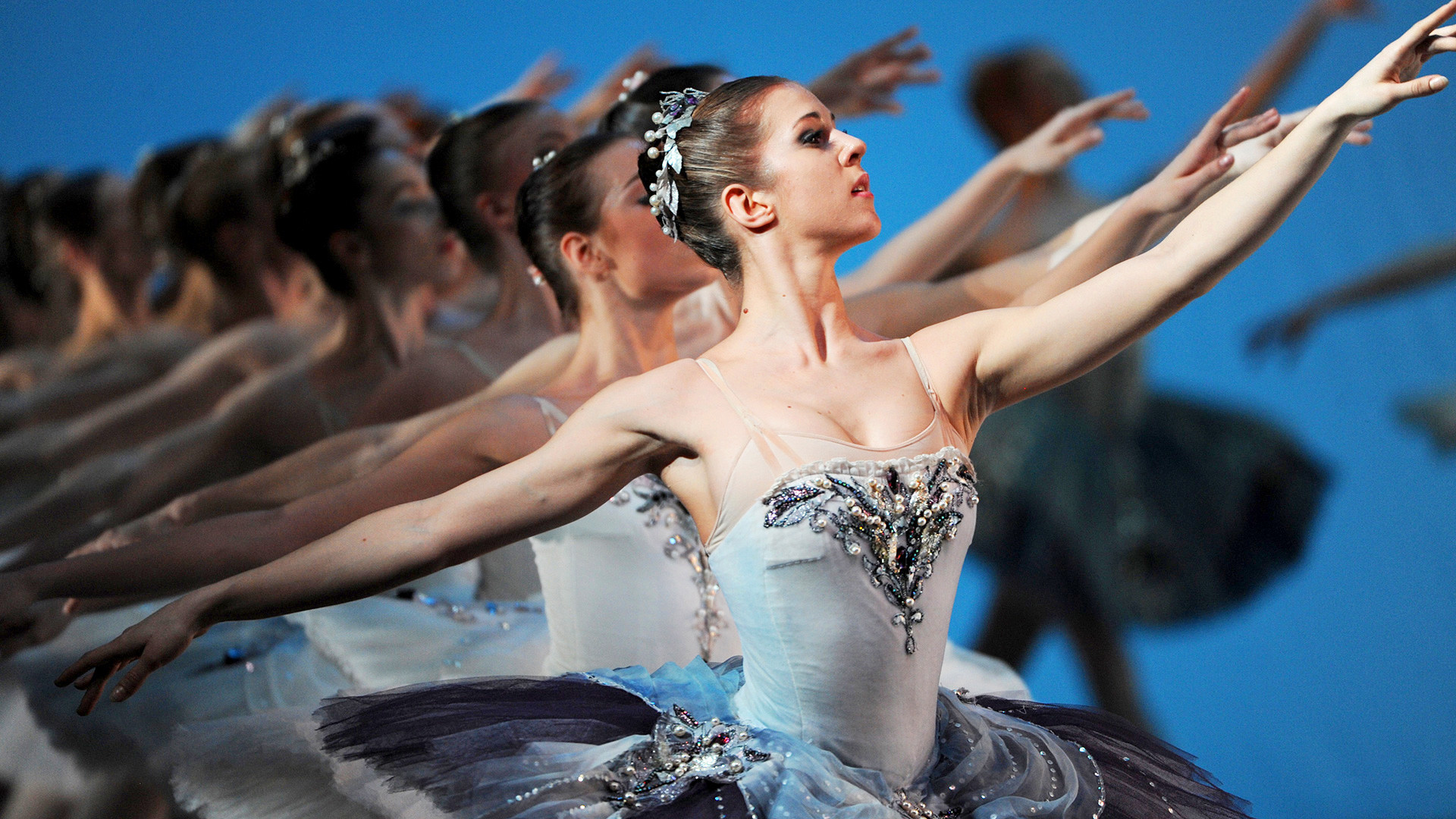 Une scène du ballet La Symphonie en ut majeur (chorégraphe George Balanchine) par la troupe du théâtre Mariinsky au Bolchoï.