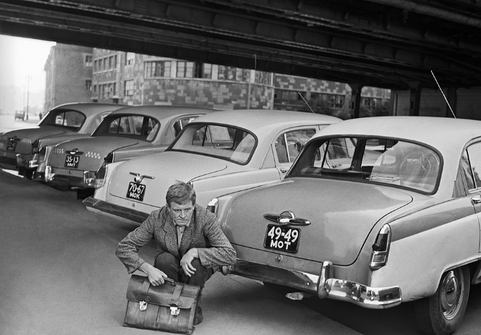 Prizor iz filma Pazite se avtomobilov, 1966. V vlogi Detočkina: Innokentij Smoktunovski.
