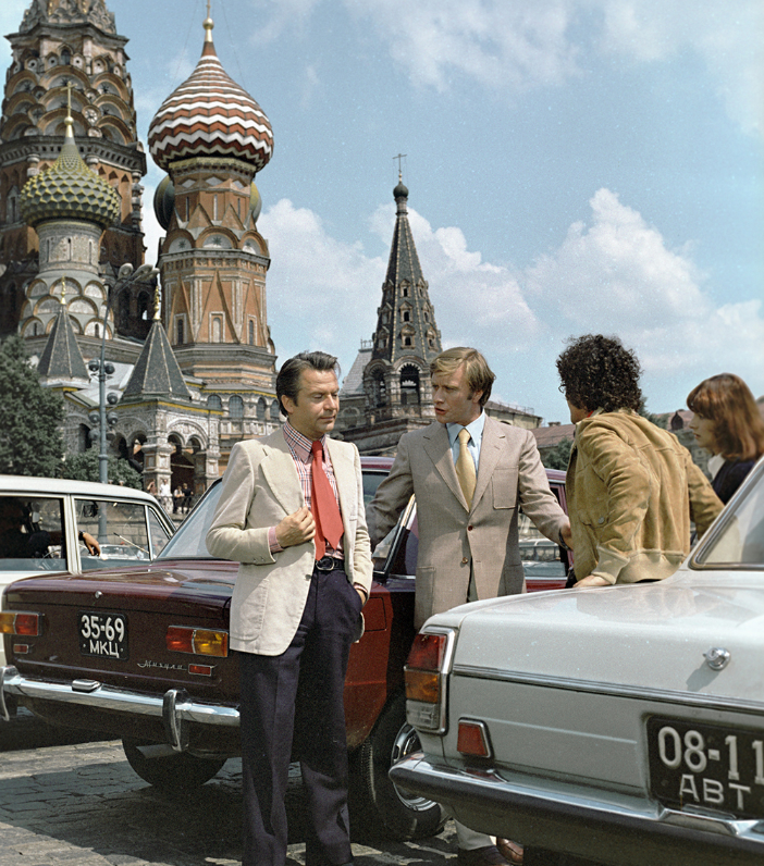 Igralca Alighiero Noschese in Andrej Mironov v filmu Neverjetne peripetije Italijana v Rusiji, 1973.
