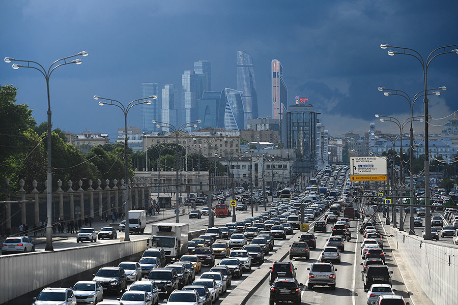 Despite the frustrating traffic jams, Russians still buy giant SUVs.
