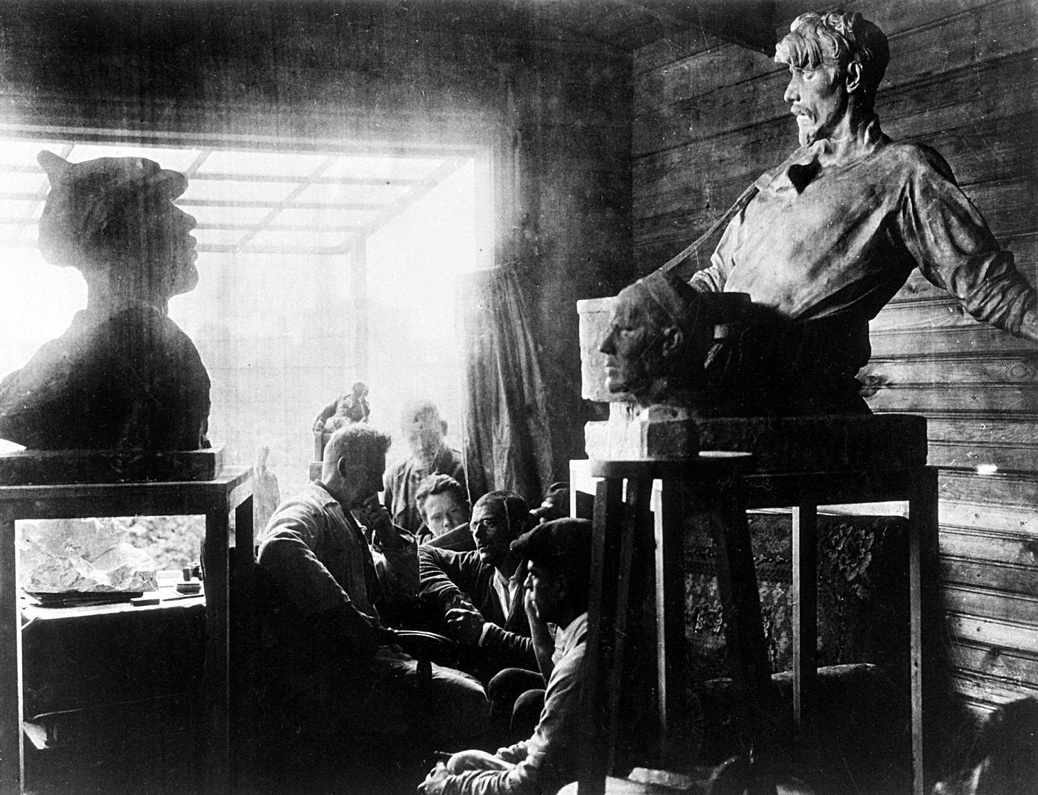 Iwan Schadr lebte in Omsk: Dort gaben zunächst die Weißen ein Standbild des Generals Kornilow in Auftrag, der Sibirien von den Bolschewiki befreit hatte.  Als dann die Roten die Stadt einnahmen, schuf Schadr für sie ein Denkmal für die Opfer des „Weißen Terrors“ und eine Karl-Marx-Statue.