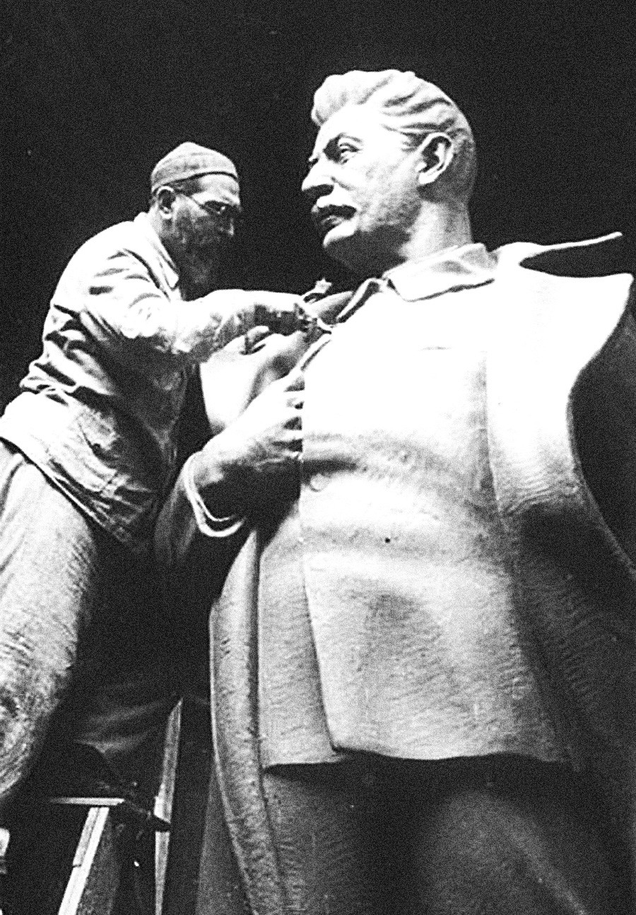 Sergej Merkurow war der erste sowjetische Bildhauer, der riesige Stalin- und Lenin-Standbilder schuf, darunter auch den 49-Meter-Lenin in Jerewan und den 47-Meter-Lenin in Dubna bei Moskau. Die meisten Stalin-Figuren wurden im Zuge der Entstalinisierung in den 50er Jahren zerstört.