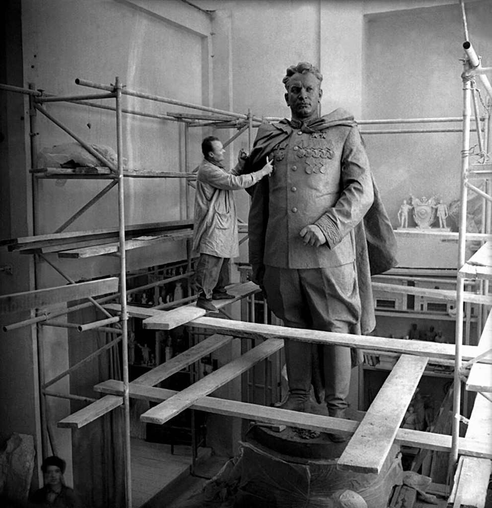 Lange Jahre stand Nikolaj Tomskijs Denkmal für den sowjetischen Genral Iwan Tschernjachowskij in der Hauptstadt der damaligen Litauischen Sowjetrepublik. Nach dem Zusammenbruch der UdSSR wurde es jedoch entfernt und ersetzt. Russische Truppen konnten es noch retten und brachten es nach Woronesch.