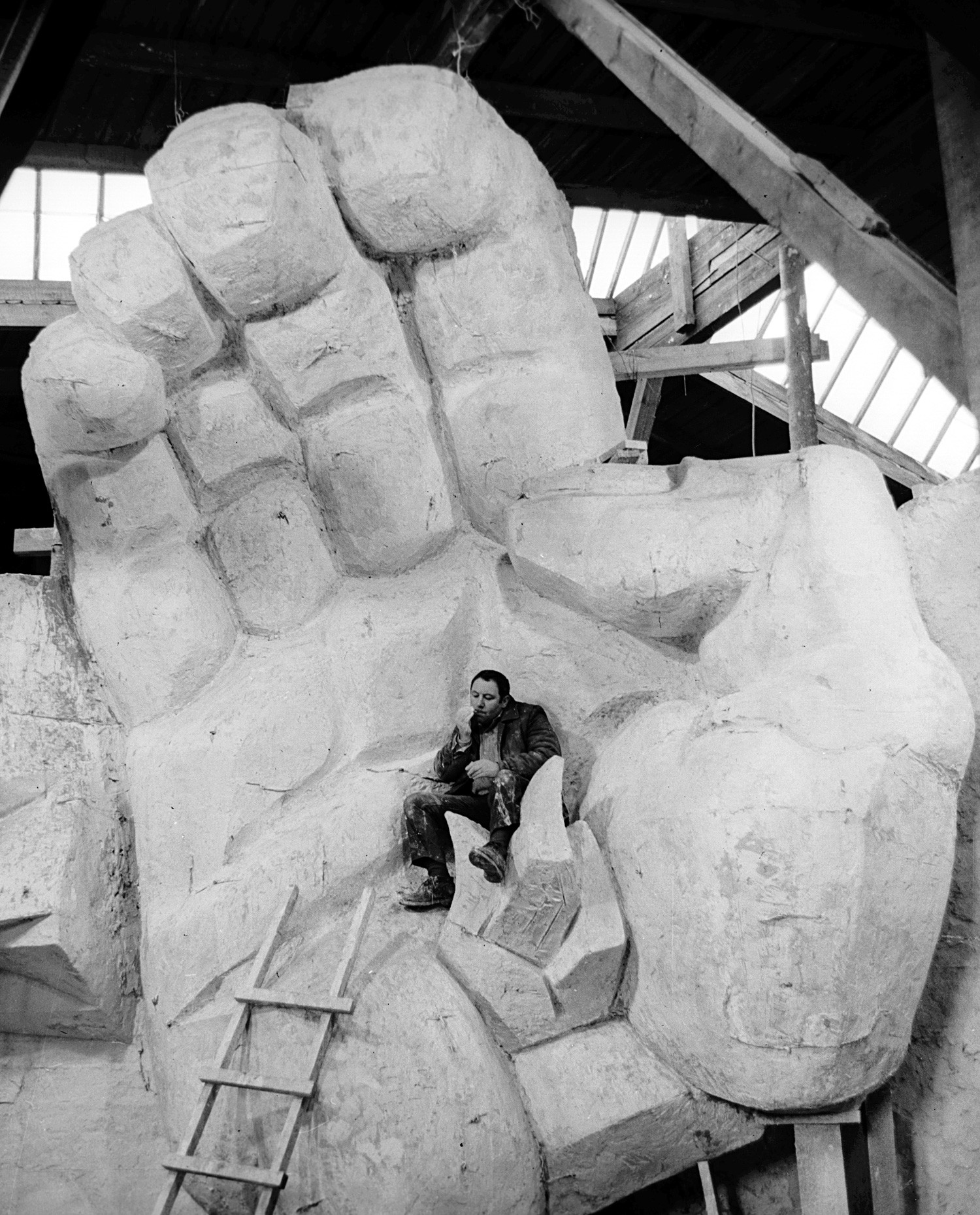 Der talentierte russisch-amerikanische Bildhauer Ernst Neiswestnyj unterhielt sehr wechselhafte Beziehungen zur sowjetischen Macht. Chruschtschow nannte seine Werke gar „degenerierte Kunst“. 1976 verließ er die UdSSR, nannte dies jedoch stets eine persönliche Tragödie.