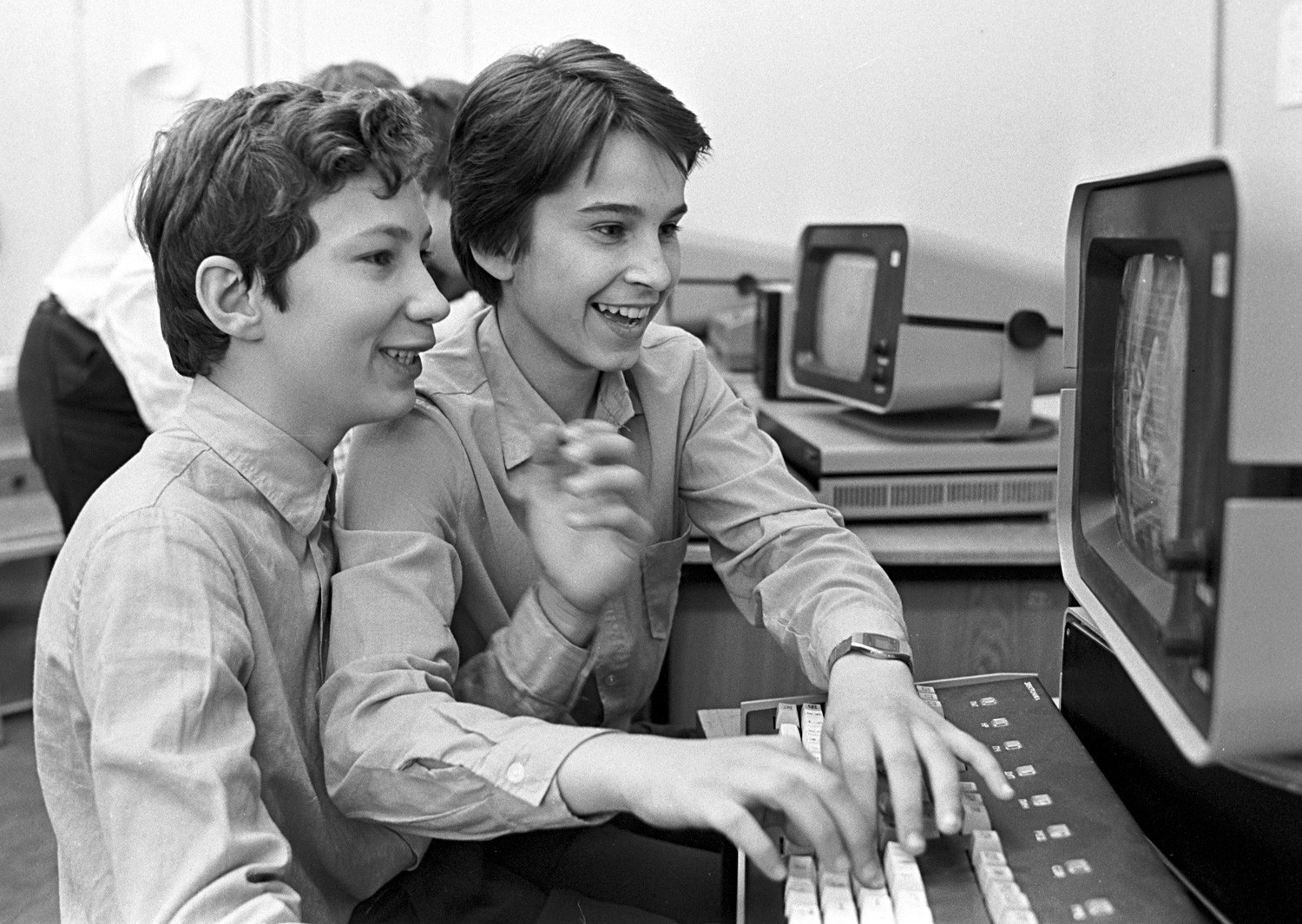 Estudantes soviéticos aprendem a usar computadores em aula de ciências da informação em 1985. 