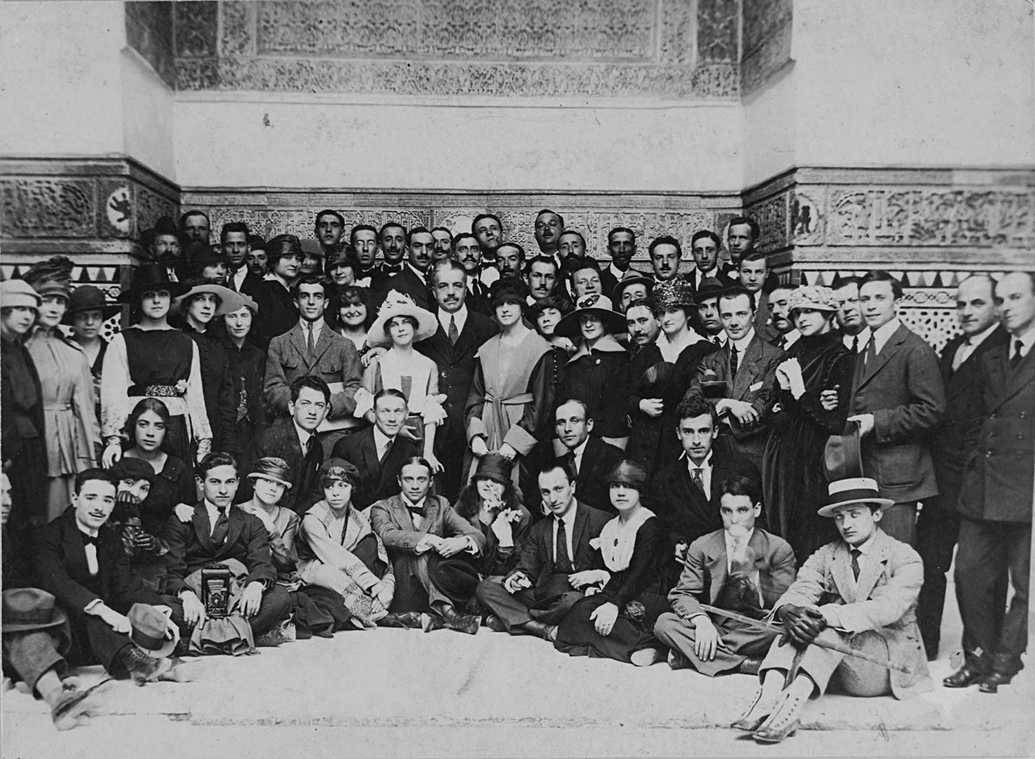 Die Ballets Russes in Seville, 1916. Sergej Djagilew steht im Zentrum.