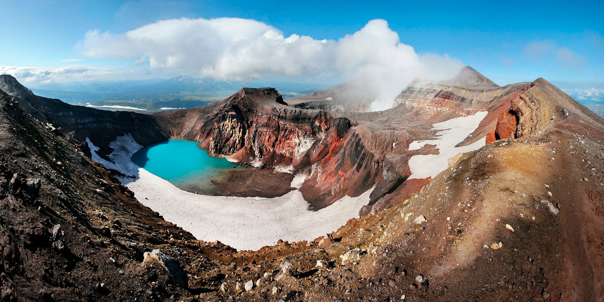 El lago Kurile es un lago de cráter situado en una gran caldera al sur de la península de Kamchatka. 