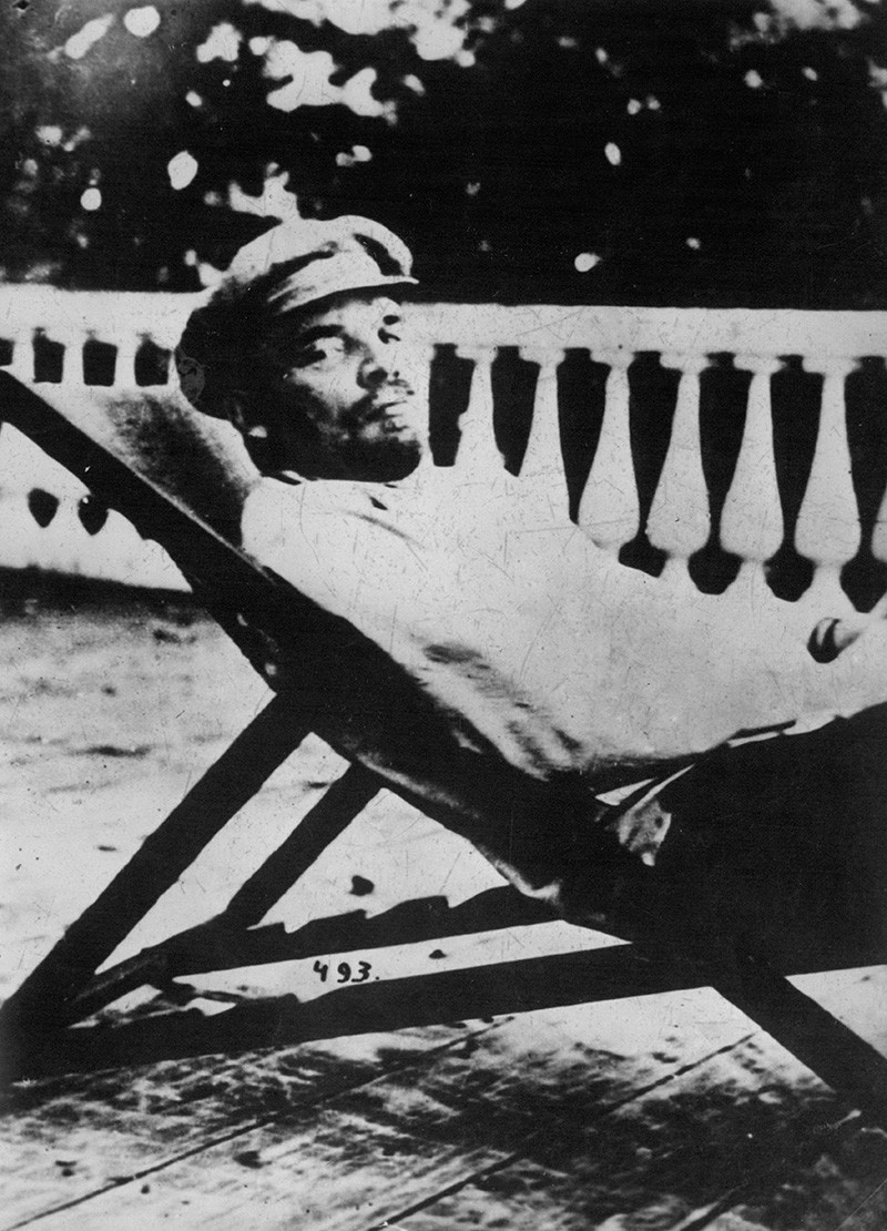 Vladimir Lenin bersantai di bawah sinar matahari, 1918.