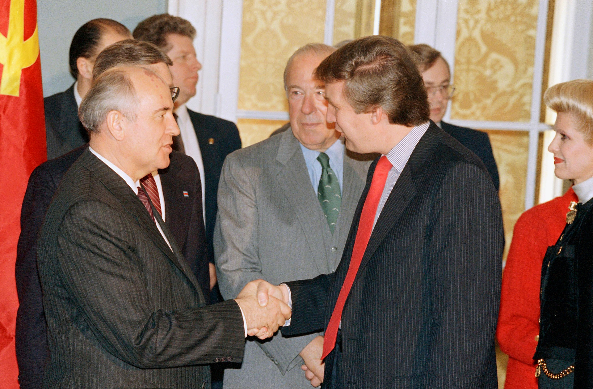 Sovjetski voditelj Mihail Gorbačov se rokuje z newyorškim investitorjem Donaldom Trumpom.
