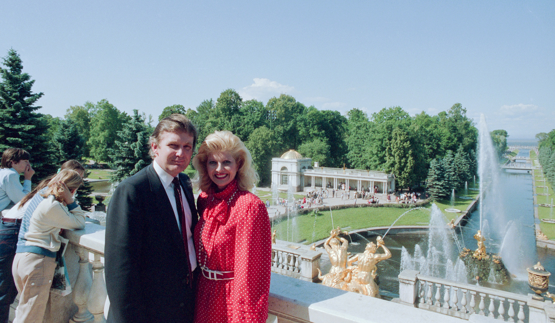 Donald Trump avec sa première épouse, Ivana, à Peterhof. Juillet 1987