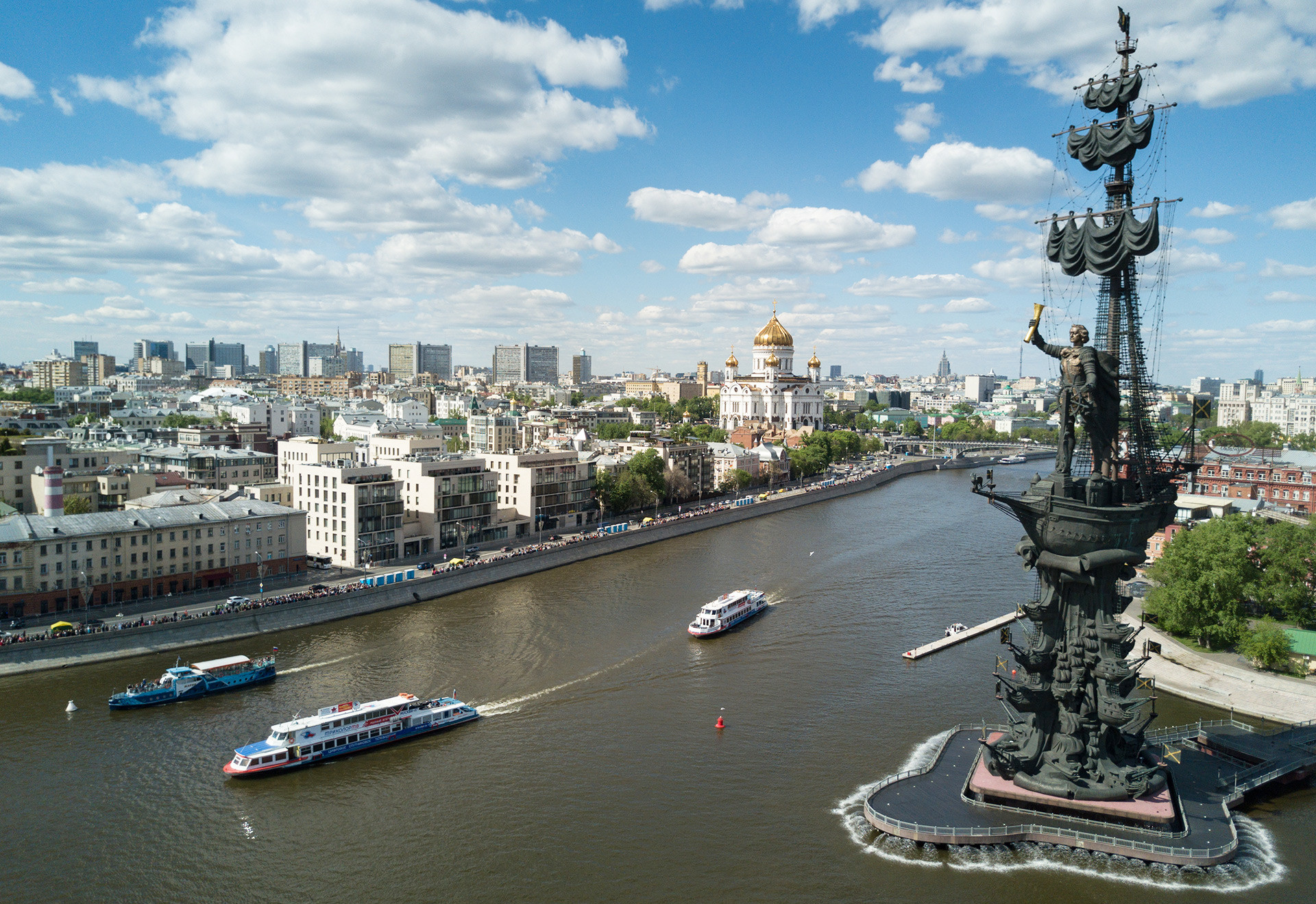 モスクワ川岸にあるピョートル大帝の像
