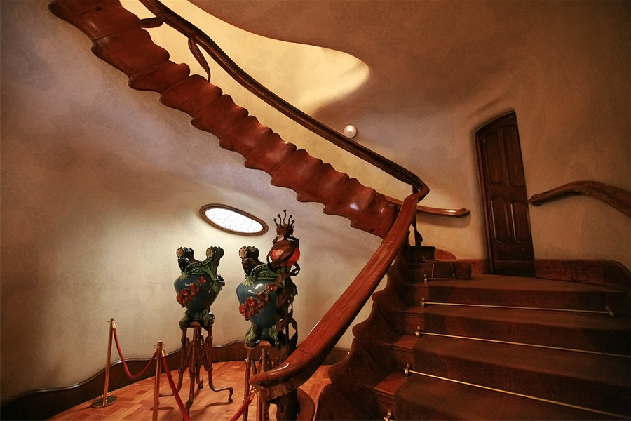 Escalera de la Casa Batlló de Gaudí en Barcelona.
