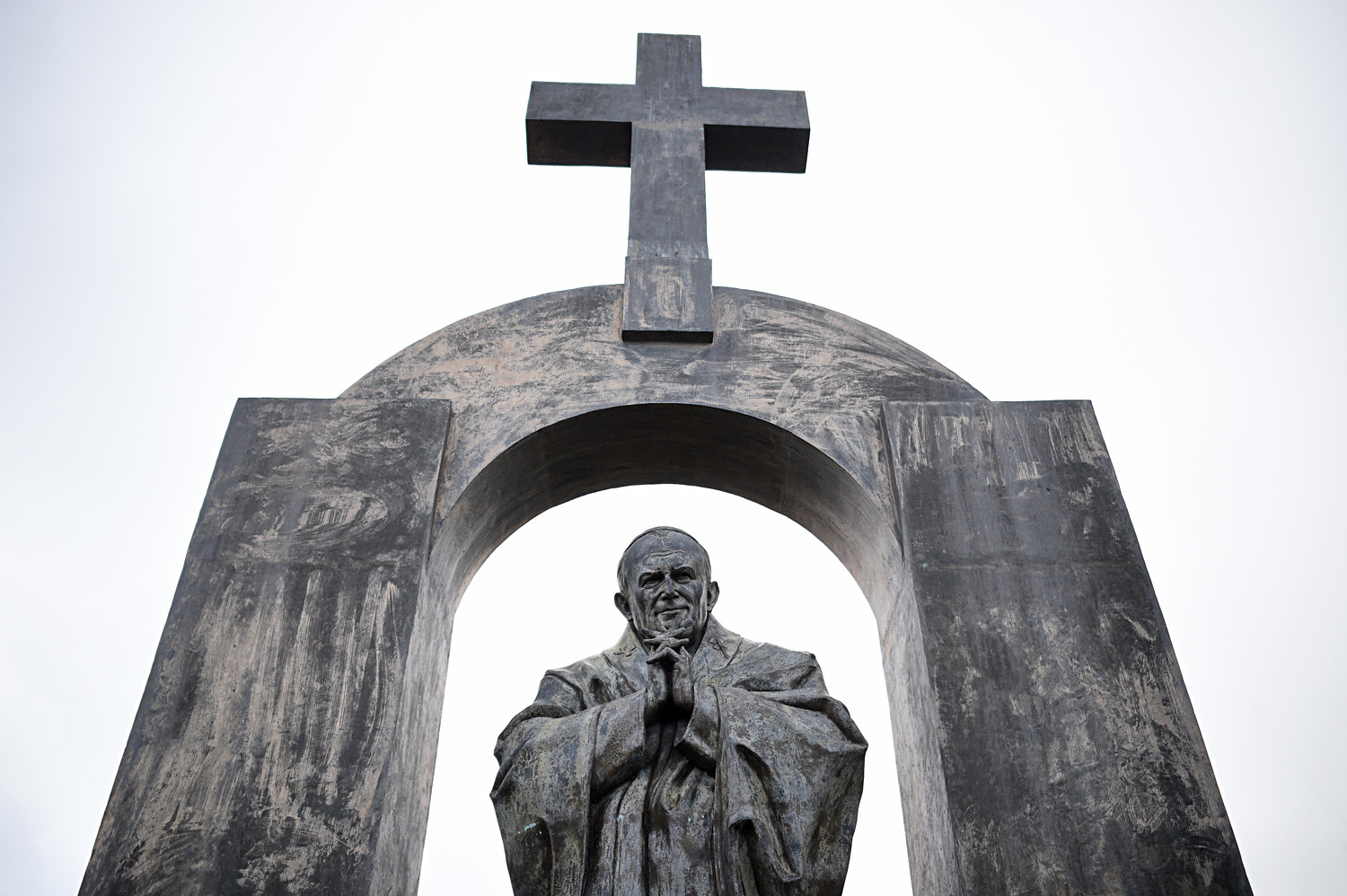 El monumento al Papa Juan Pablo II en Ploermel, Francia.