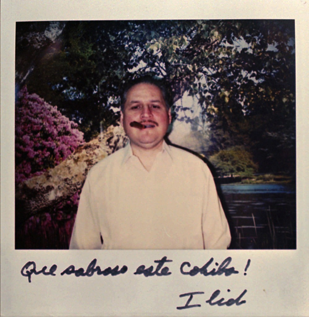 Iljjč Ramirez Sanchez, zapor v Parizu, maj 1996, Iljičeva fotografija za njegovo družino v Venezueli. Napis na dnu: »Kako dobra [cigara] Cohiba!«