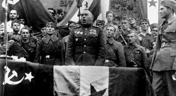 Govor sovjetskega generala Vladimirja Ivanoviča Ždanova na mitingu ob osvoboditvi Beograda. General je kot prvi vstopil v jugoslovansko prestolnico s 4. gardnim mehaniziranim korpusom. Za njim na tribuni stojijo oficirji in vojaki NOVJ.