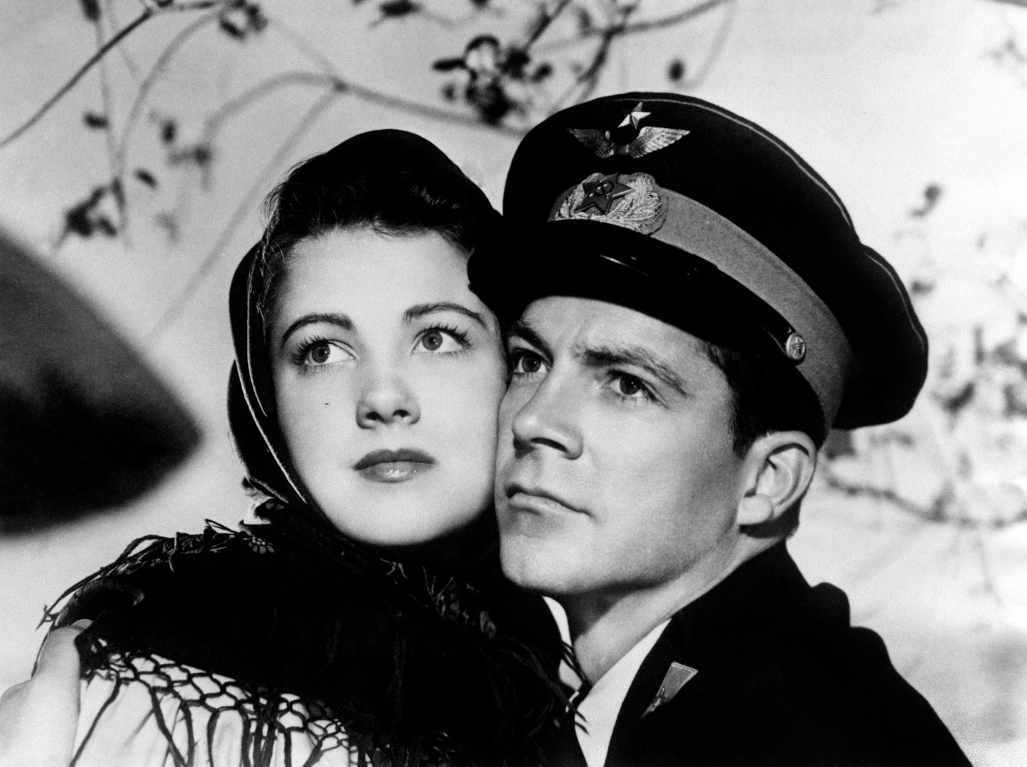 Глумац Дана Ендрјус и глумица Ен Бакстер у сцени филма „Северна звезда“. САД, 1943.
