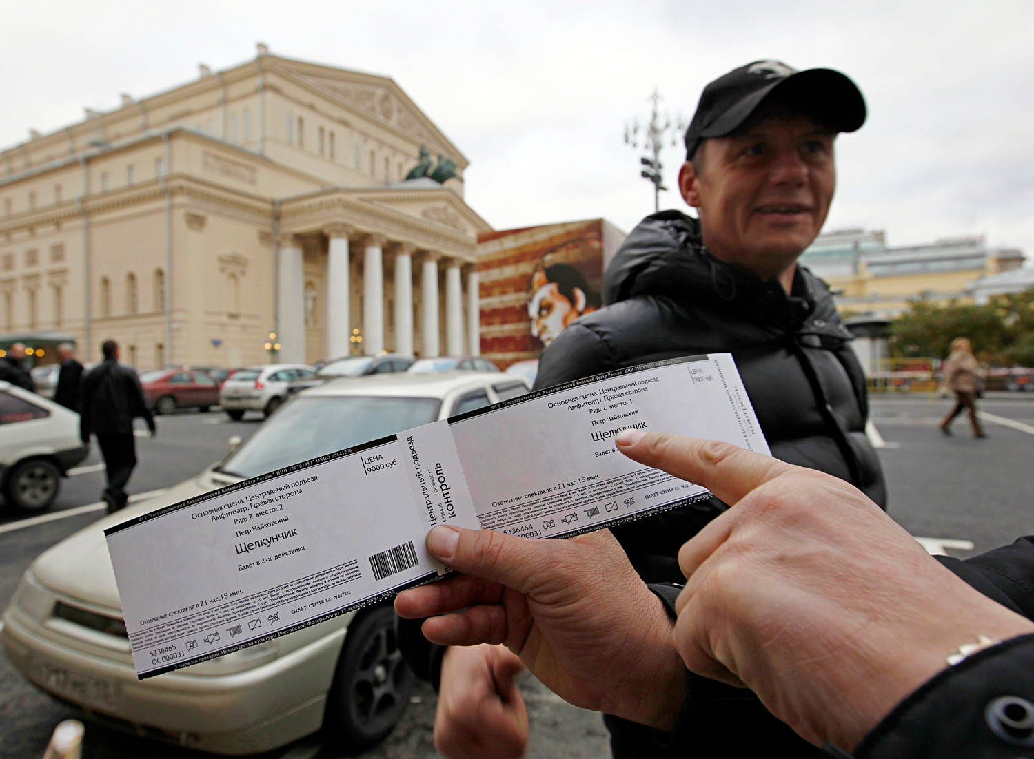 Moški pred gledališčem Bolšoj ponuja vstopnico za predstavo Hrestač Petra Iljiča Čajkovskega.