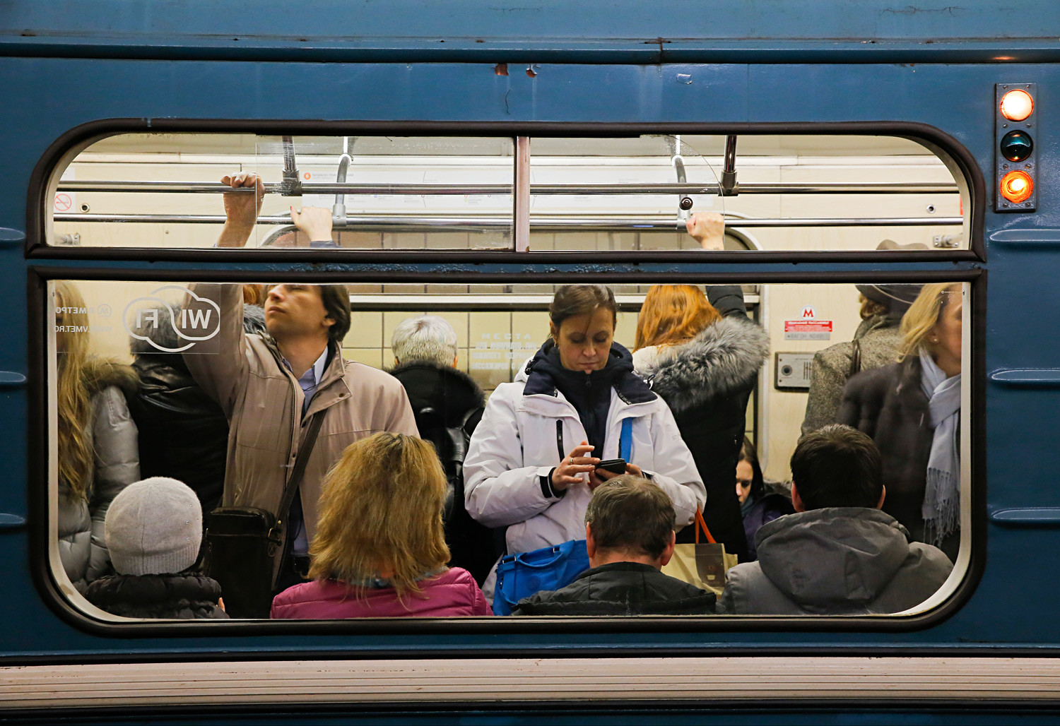 Ljudje stojijo v metroju (Moskva). 