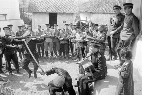 Kozaški gardisti se zabavajo v prostem času med bitkami, 1944. 