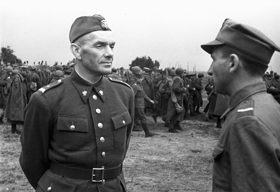 Il generale Zygmunt Henryk Berling, comandante della divisione Tadeusz Kosciuszco dell'esercito polacco, in un campo di addestramento vicino a Ryazan, in Russia. 1 luglio 1943