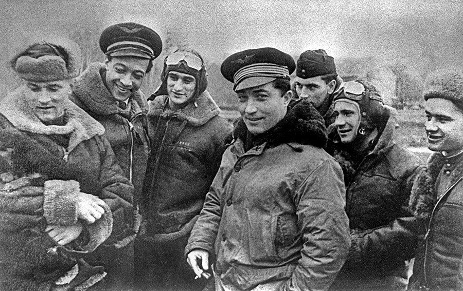 Piloti russi e francesi durante l'operazione militare congiunta nella Prussia orientale, gennaio 1945