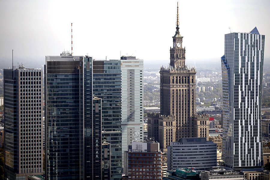 Stalin menyetujui pendirian gedung pencakar langit serupa di ibukota negara lain di Uni Soviet.