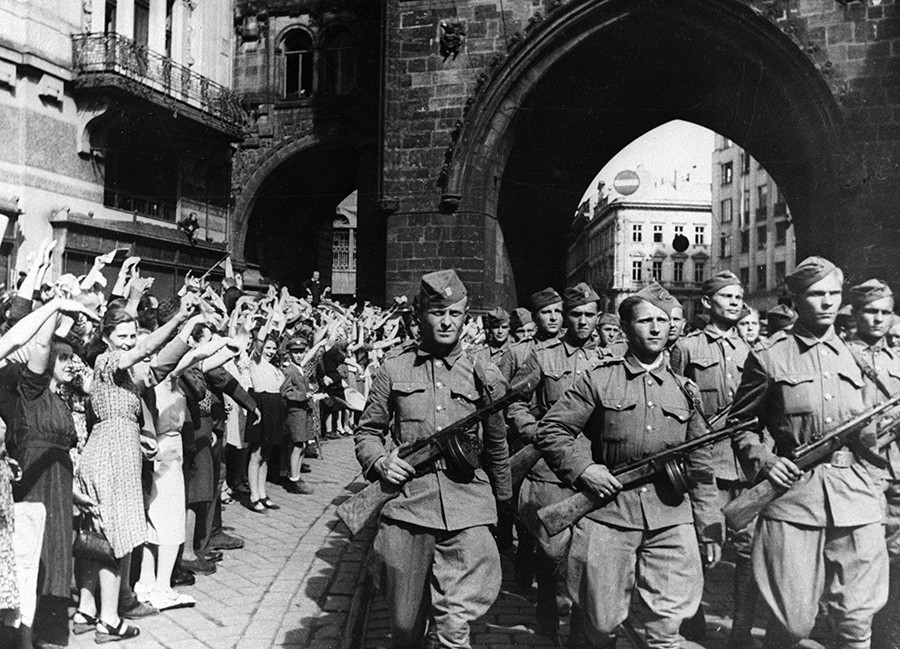 Prebivalci Prage pozdravljajo češke enote, ki so skupaj s sovjetsko vojsko osvobodili državo, 9. maj 1945.