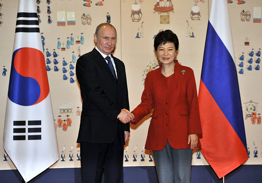 Vladimir Putin shakes hands with Park Geun-hye, the South Korean president шт 2013-2017