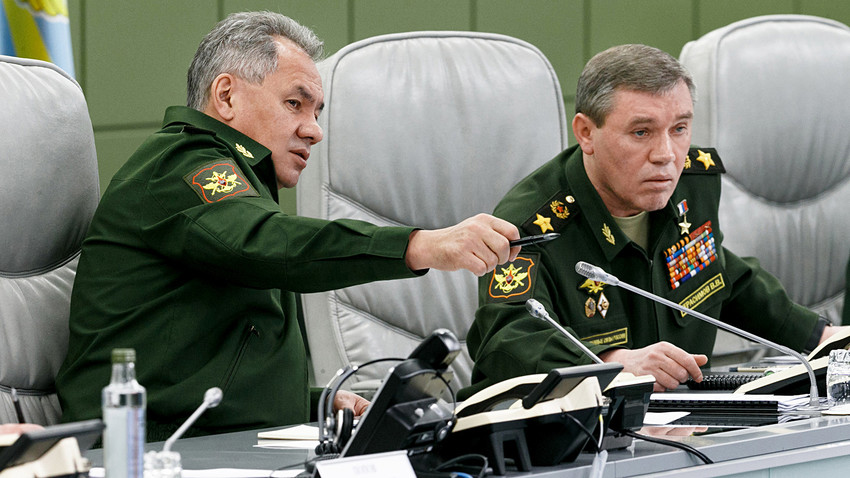 Le ministre de la Défense Sergueï Choïgou et le chef d'état-major des forces armées de la Fédération de Russie Valeri Guerassimov 
