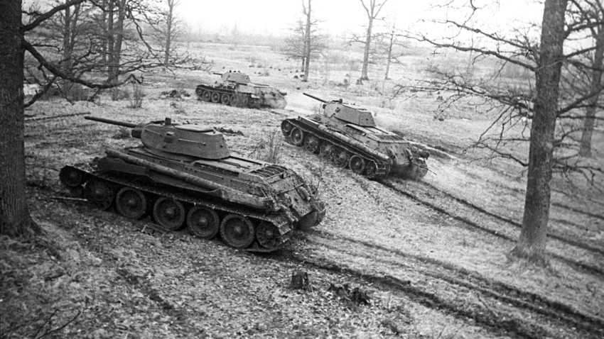 Tanki T-34 na svojih pozicijah. Tretja beloruska fronta, 1944.