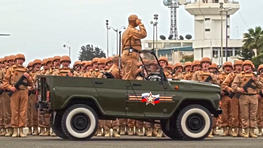 Воената парада во воздухопловната база Хмејмим