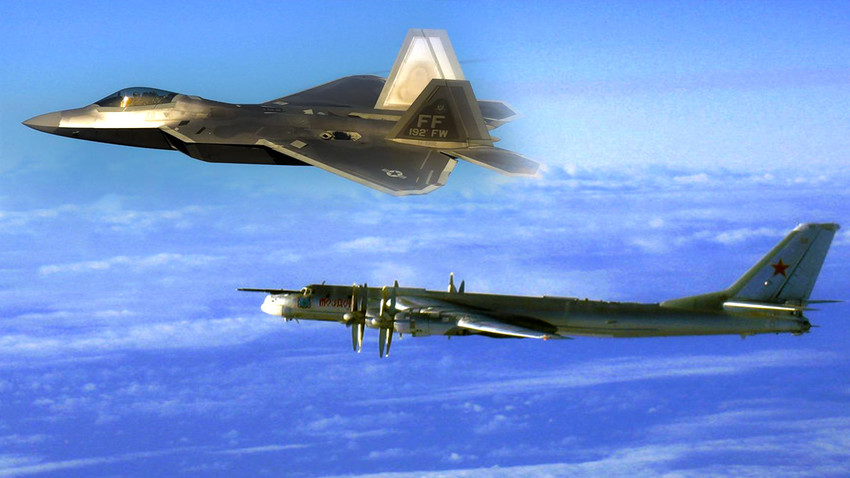Ловачки авион 5 генерације F-22 и руски стратегијски бомбардер Т-95