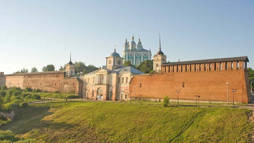 Ciudadela de Smolensk. Muralla Norte e Iglesia de la Puerta del Icono de Hodegetria de la Virgen. Vista del noroeste desde el Puente Central sobre el Río Dniéper. 1 de julio de 2014.
