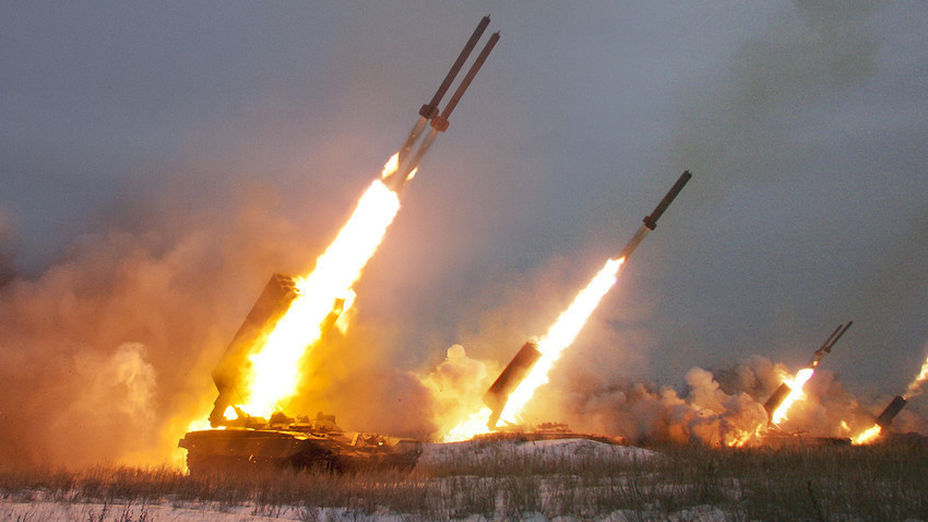 Повеќецевни ракетни фрлачи ТОС-1А „Сонцепјок“.