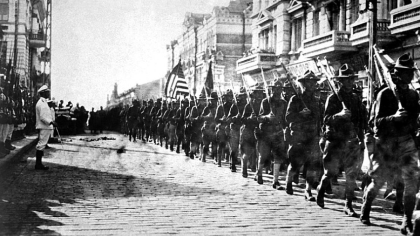 Ameriške enote paradirajo v Vladivostoku. Japonski marinci so v položaju mirno. Avgust 1918.