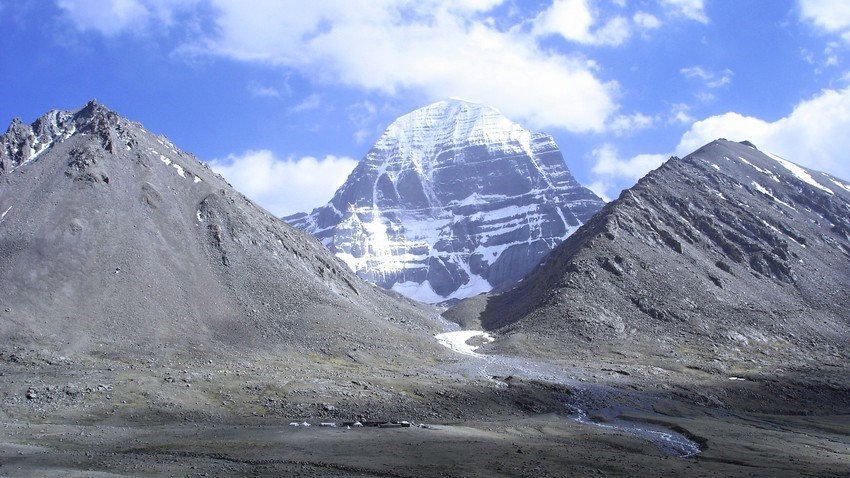 Gora Kajlaš je sveti kraj za hindujce, budiste in džainiste.