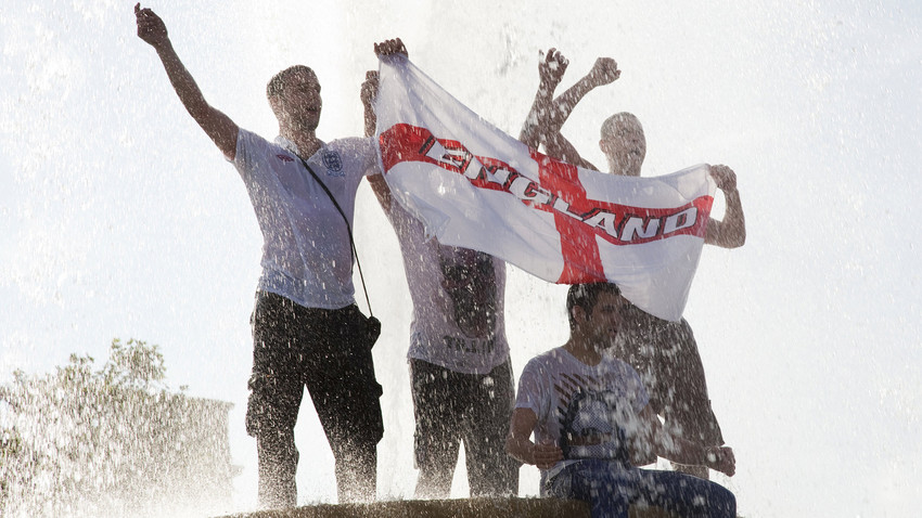 Светско фудбалско првенство 2010. Енглески навијачи славе победу над Словенијом на тргу Трафалгар у Лондону.