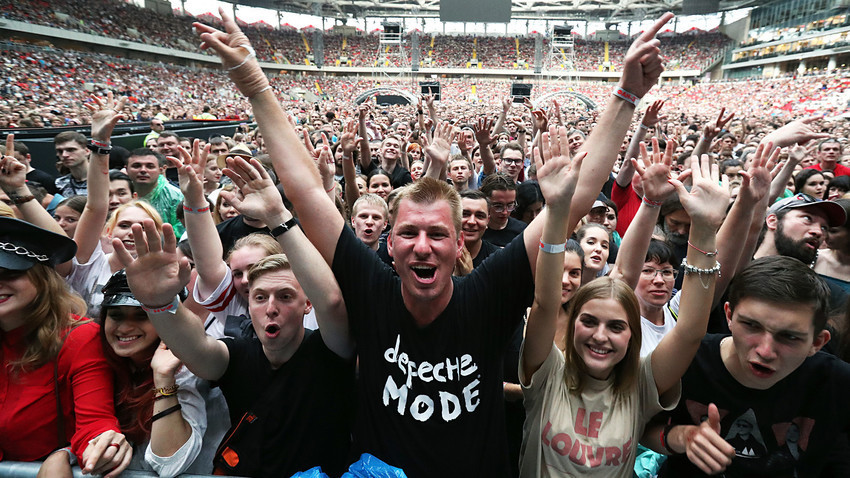 Para penggemar bersorak saat grup musik elektronik Depeche Mode menggelar konser di Stadion Otkrytie Arena, Moskow, 15 Juli 2017.