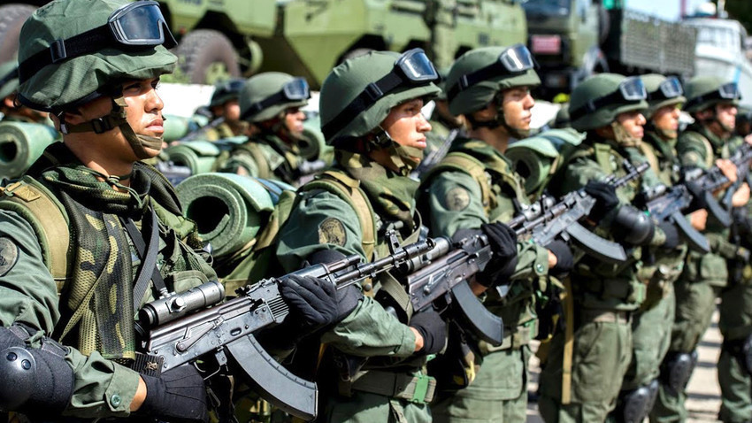 Pripadniki venezuelske vojske z jurišnimi puškami AK-103