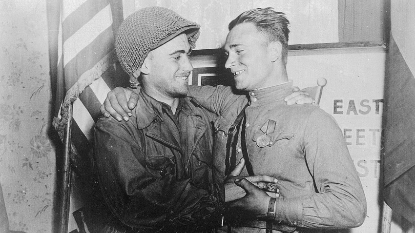 East meets West: Second lieutenant W. Robertson and lieutenant A. Sevashko, April 26th, 1945