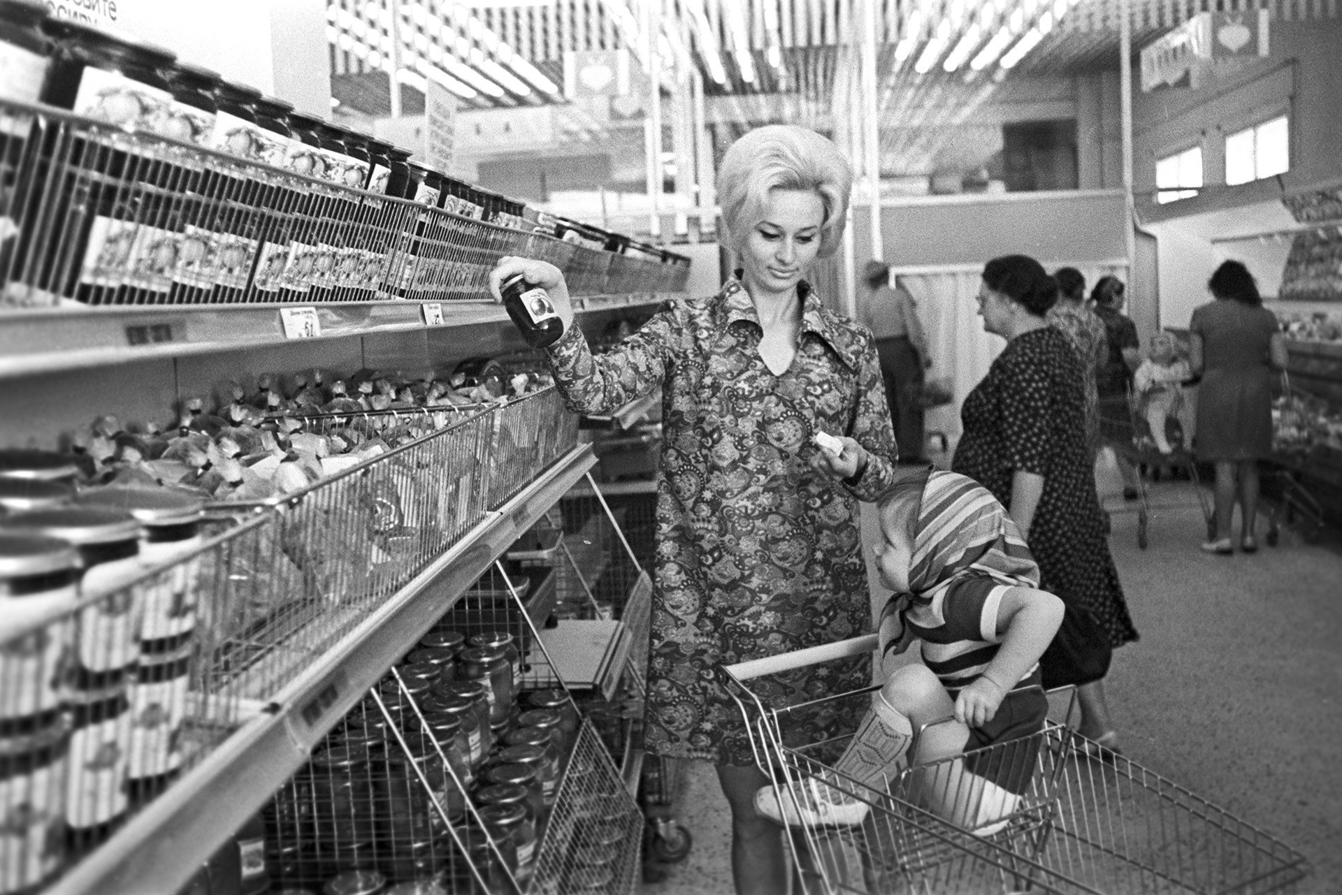 O supermercado “Universam”, em Leningrado (hoje, São Petersburgo). As prateleiras nunca estavam vazias nas lojas que serviam às elites.