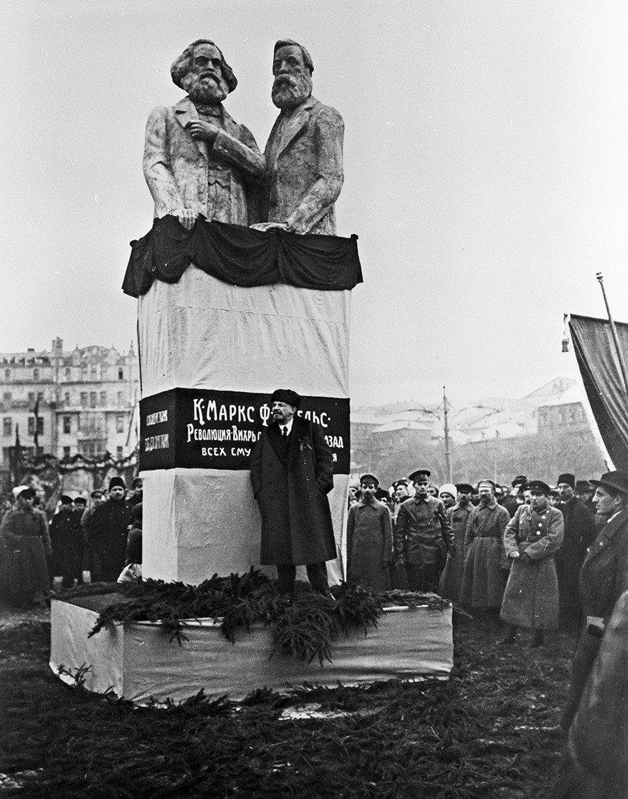Vladímir Lenin en la inauguración del monumento temoral dedicado a Karl Marx y Friedrich Engels en la Plaza Voskresénskaia (actualmente la plaza Revoliútsii) en Moscú.