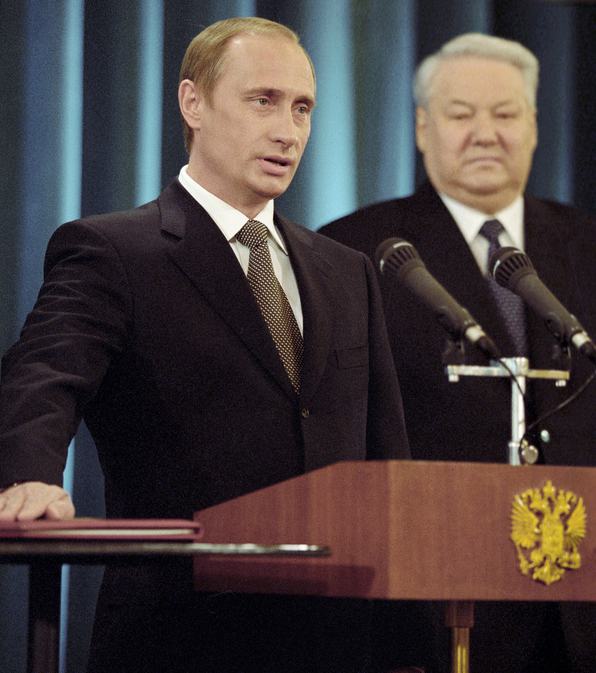 Владимир Путин поема длъжността президент на Руската федерация, отдясно досегашният президент Борис Елцин