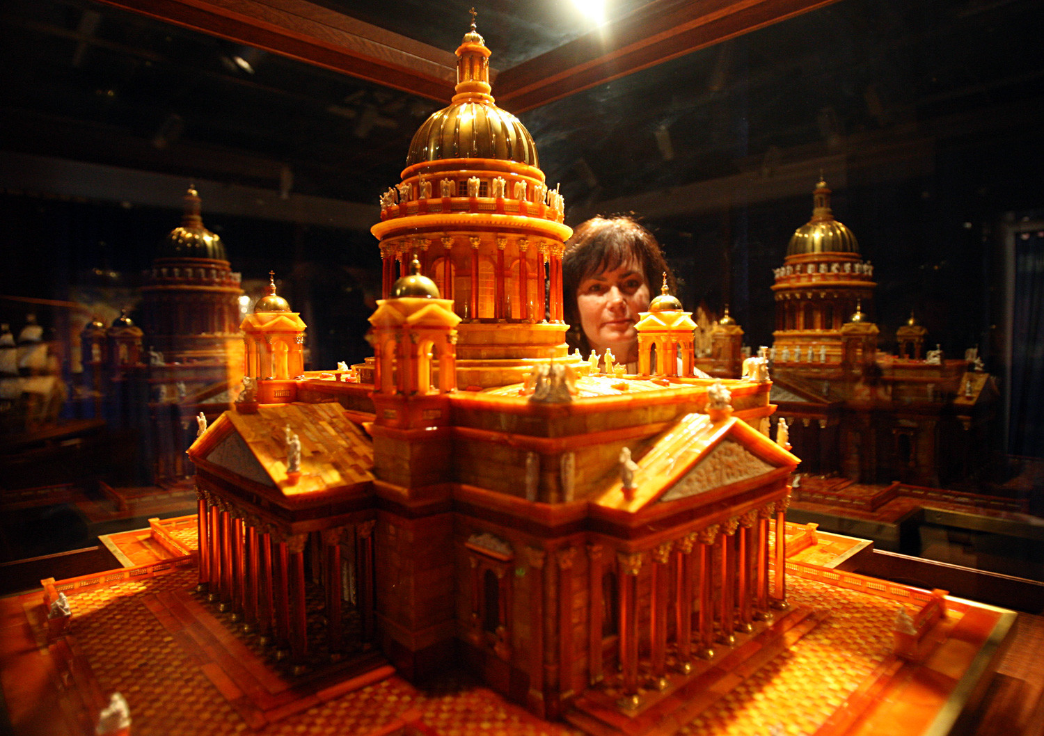 Un modello in scala, realizzato in ambra, della Cattedrale di Sant’Isacco