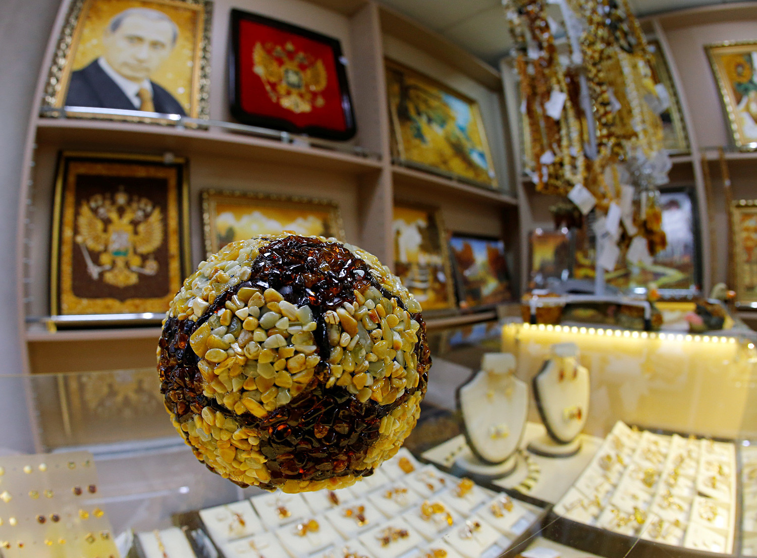 Un balón de fútbol (sí, hay un retrato de Vladímir Putin en la pared, también hecho con ámbar).
